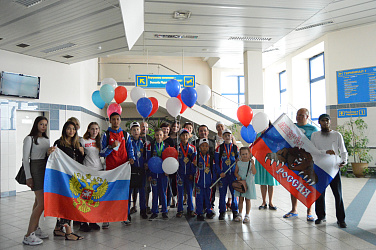 Участникам открытого чемпионата Азии по рукопашному бою устроили торжественную встречу в аэропорту