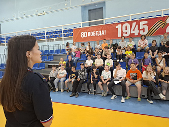 Правила безопасного детства: воспитанники спортлагеря встретились с инспектором по делам несовершеннолетних.